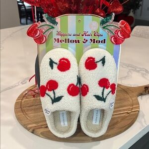 🍒🍒Slippers & Hair Clips🍒🍒